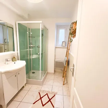 Hyper Center - 10'st Nazaire Apartmán *